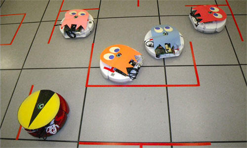 Реконструкция Pac-Man в исполнении роботов Roomba